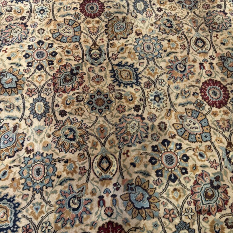 8'4" x 10'5" Vintage Floral Rug - Image 4