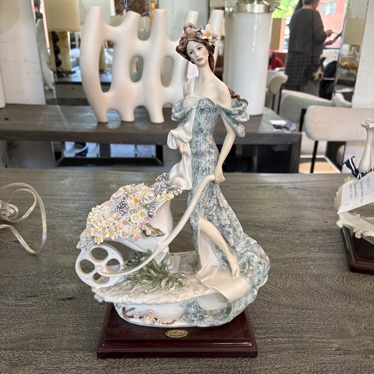 Giuseppe Armani Figurine 'Lady with Flower Cart' - Image 8