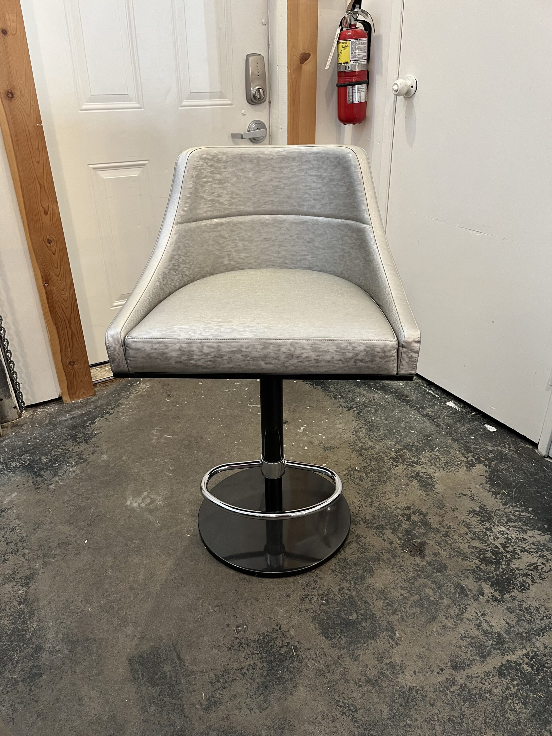 Pair of Senna Bar Hydraulic Stools - Image 8