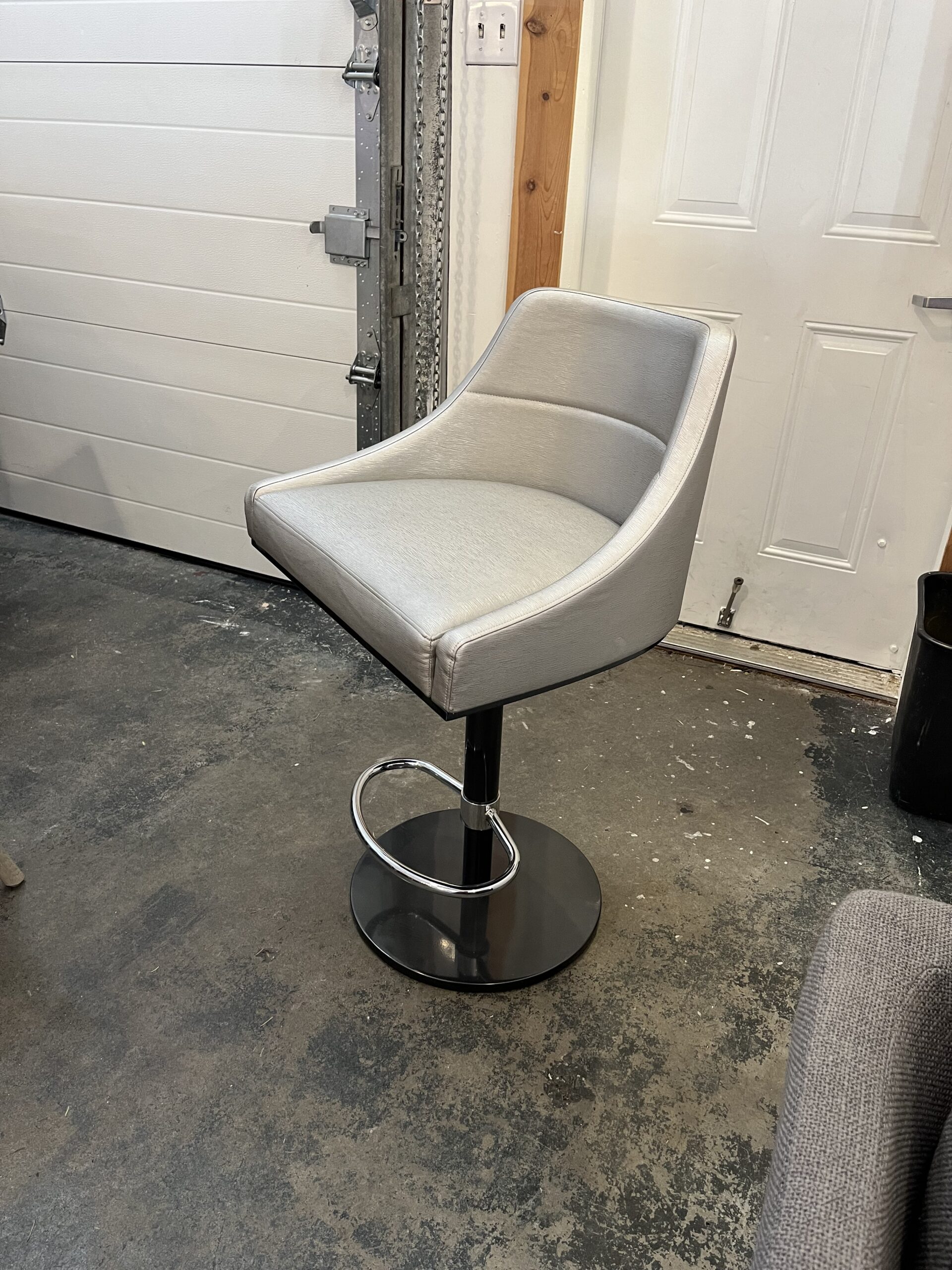 Pair of Senna Bar Hydraulic Stools - Image 7