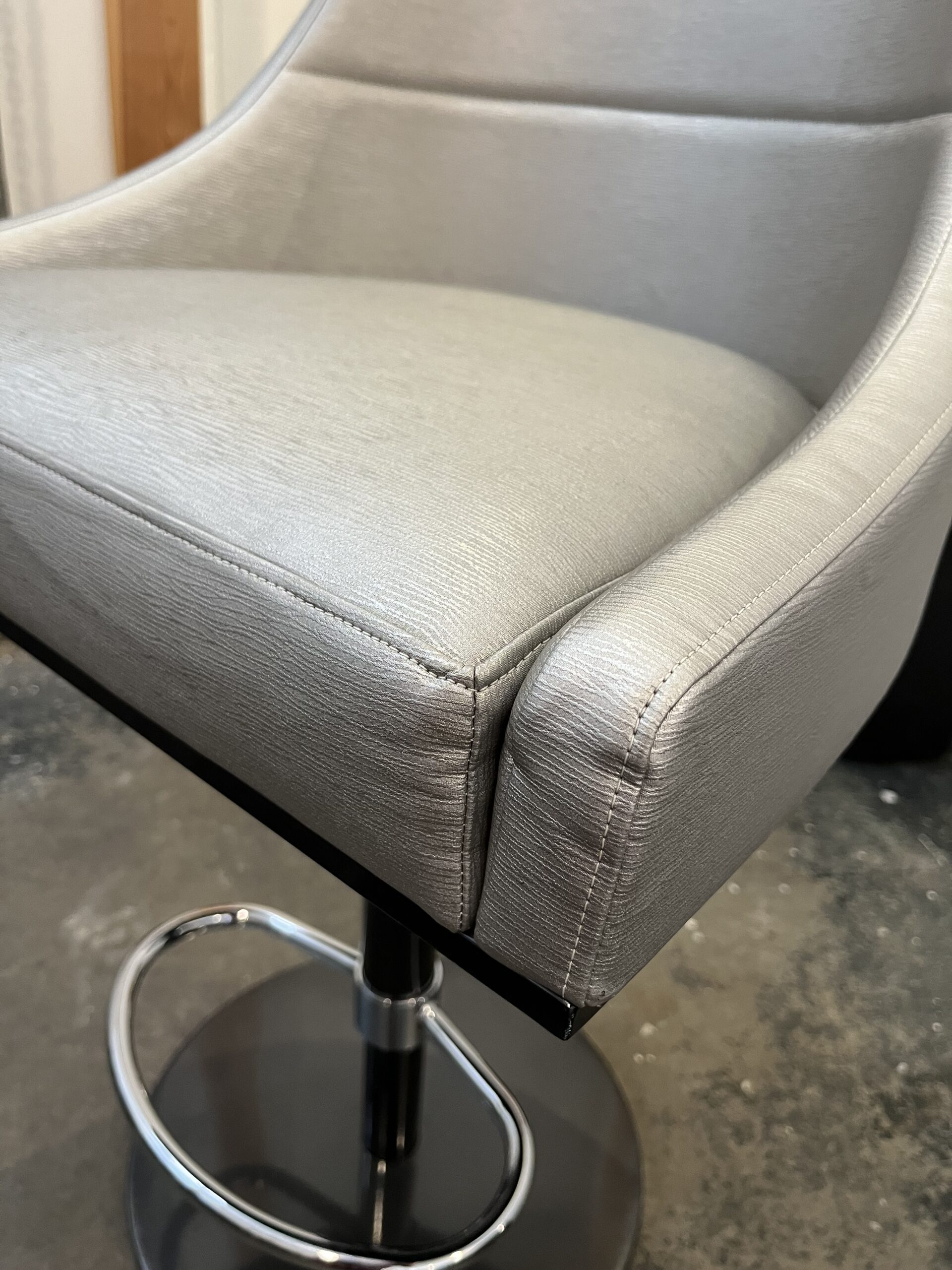 Pair of Senna Bar Hydraulic Stools - Image 6