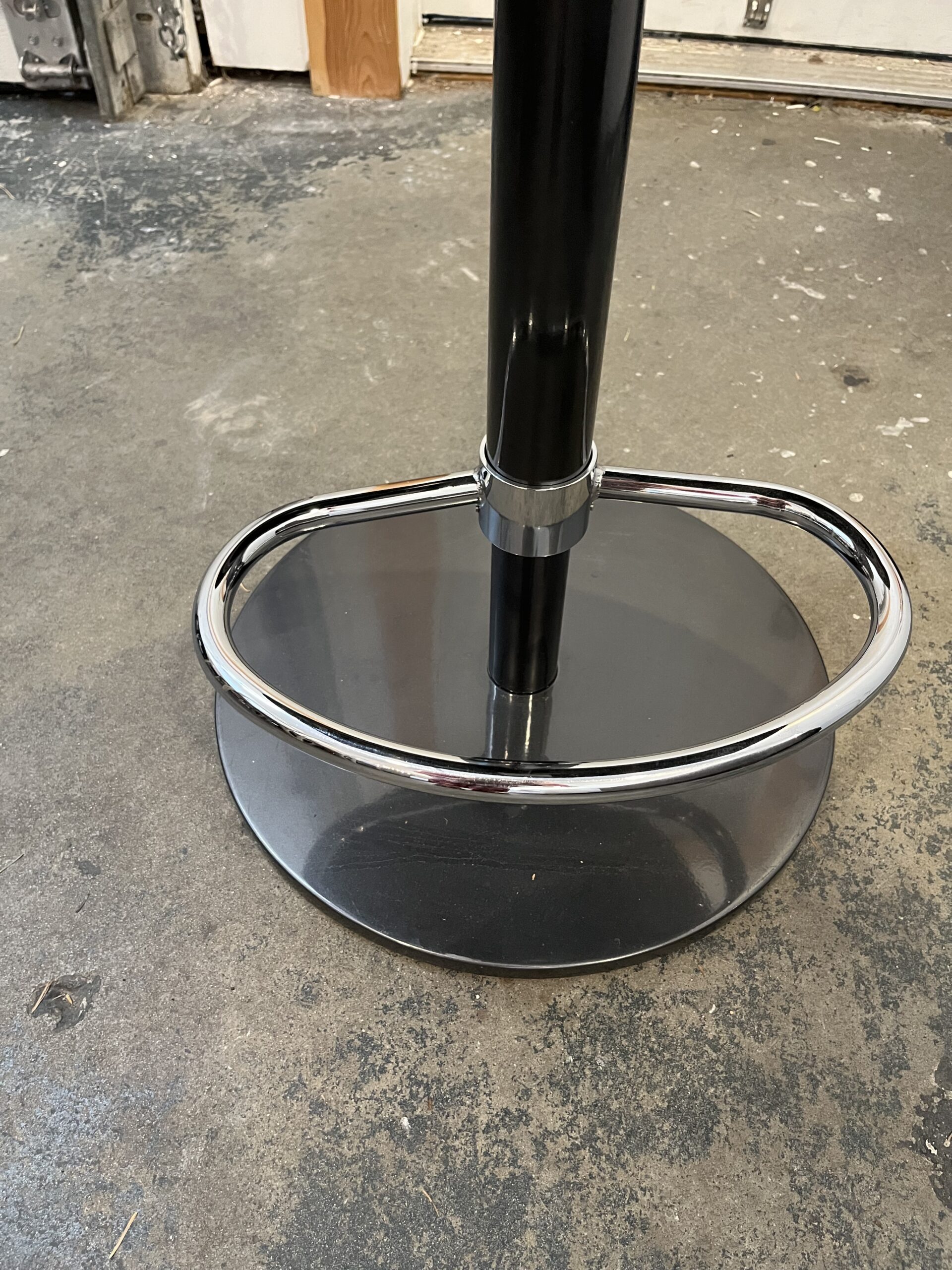 Pair of Senna Bar Hydraulic Stools - Image 4