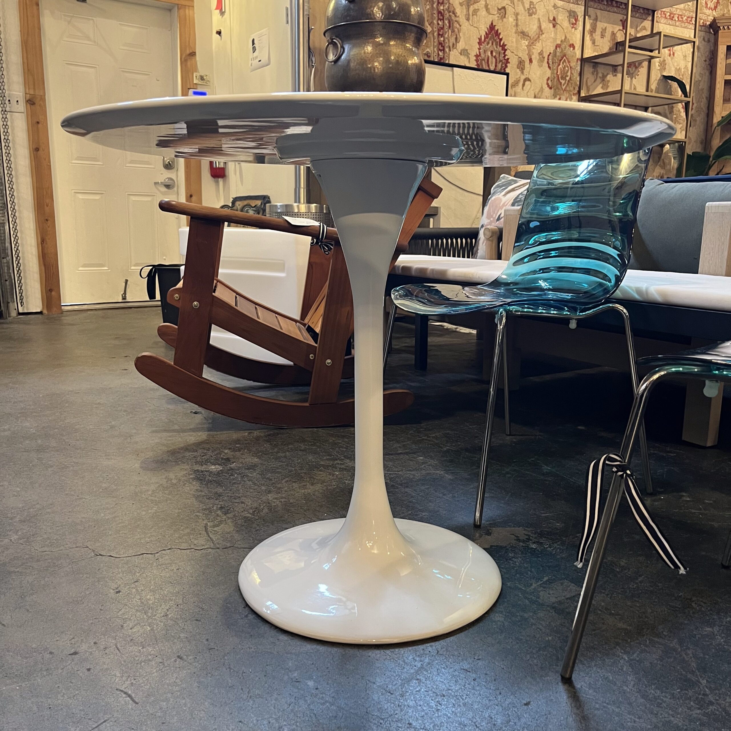 Saarinen Reproduction Tulip Table