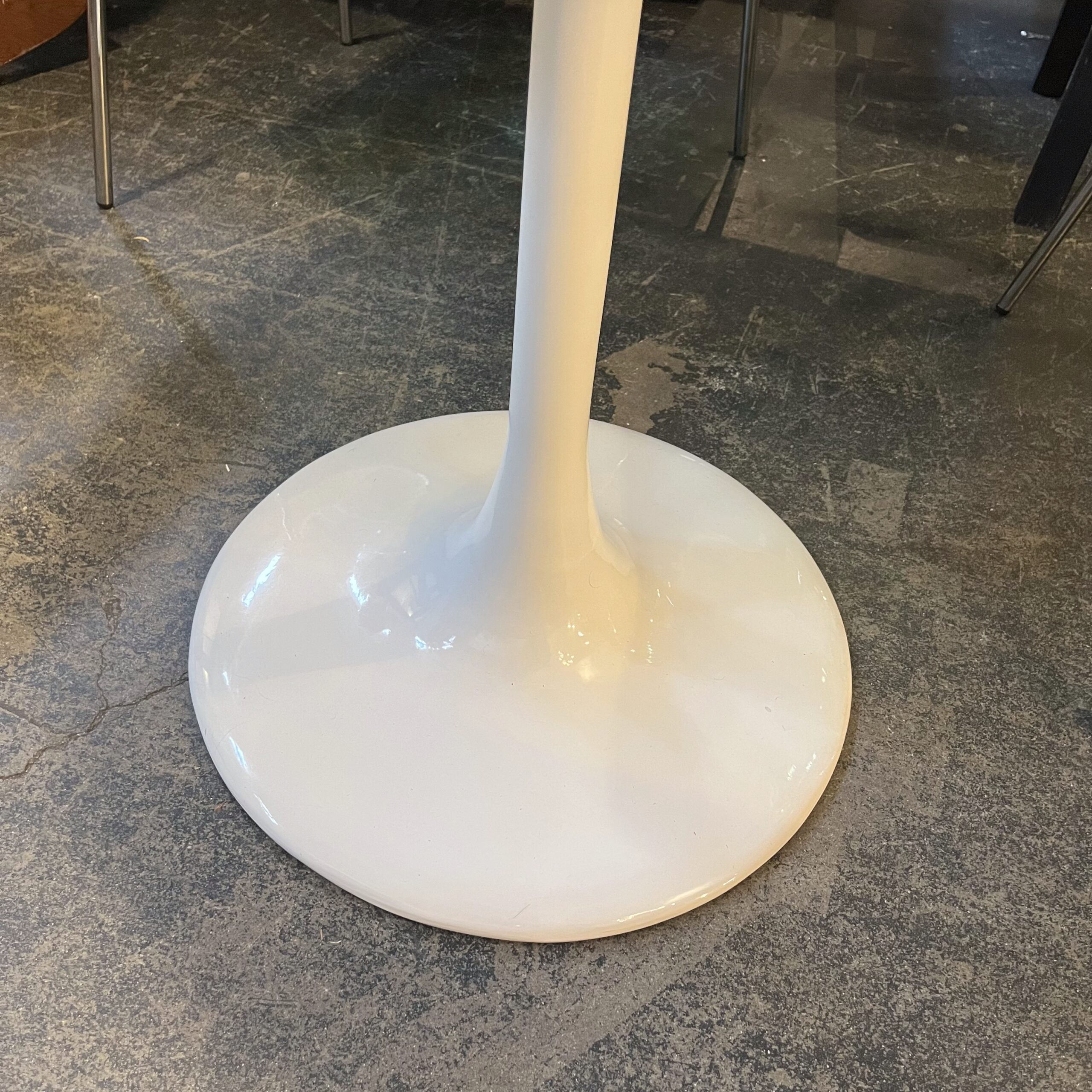 Saarinen Reproduction Tulip Table